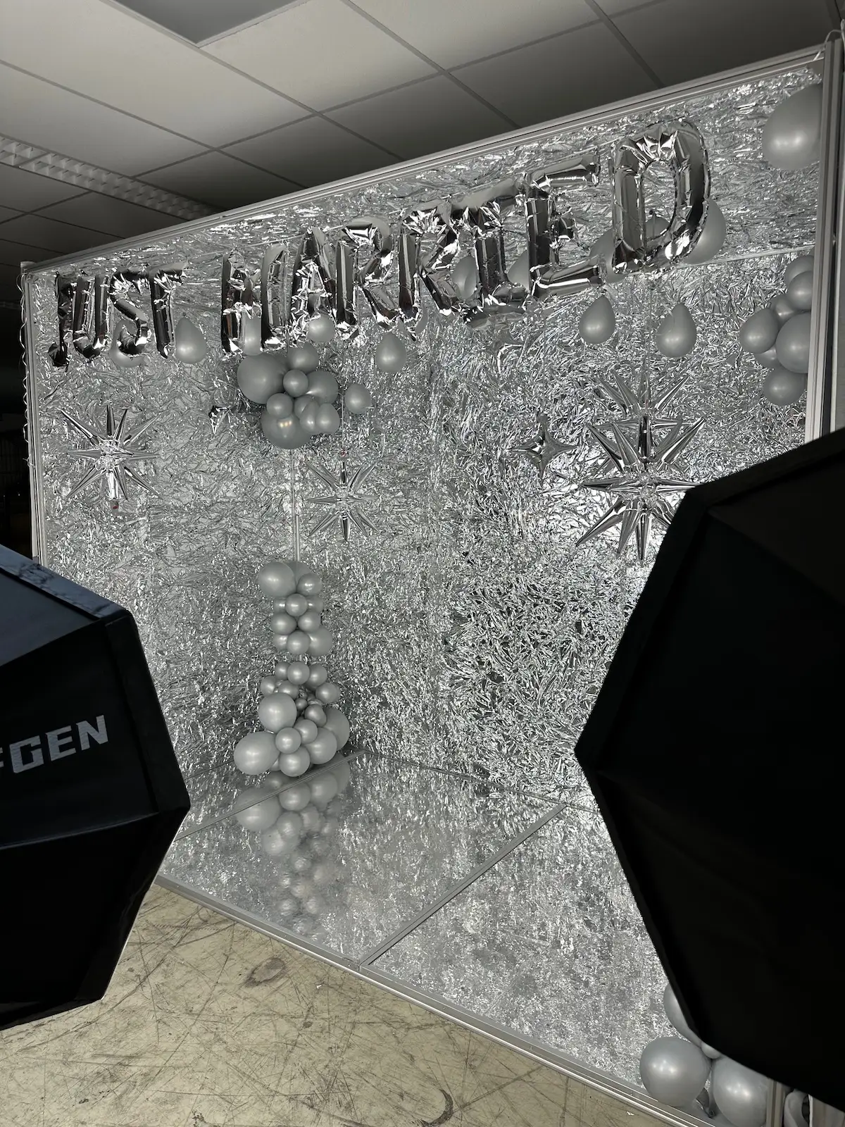 Glänzende Innenansicht der Snapcave Silver Star Fotobox mit Spiegelboden, silberner Deko-Wand und Ballons